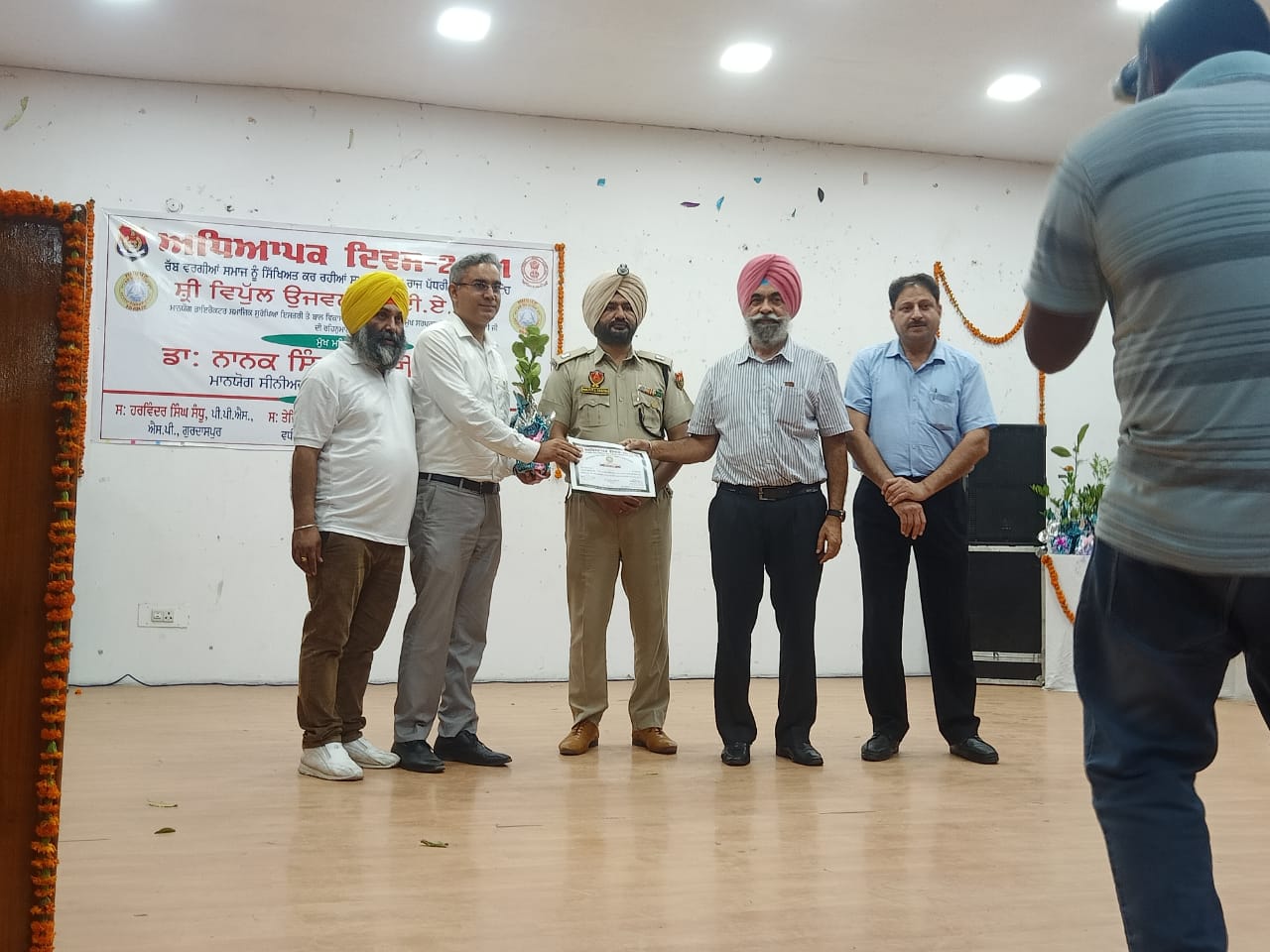 Dr. Amit Jarewal, MBBS PGDCC, Aesthetic & Laser Expert honors by Sh. Vipul Ujwal, I. A. S. Director, Social Security Women and Child Development.
