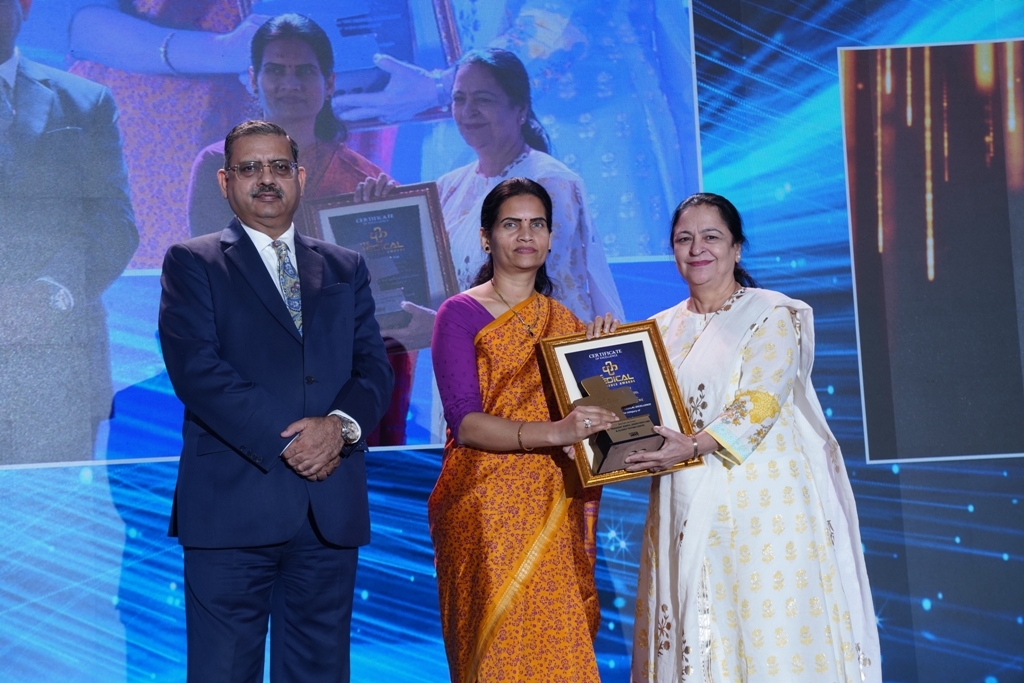 Dr. Rita Jerath (Director, Jerath Path Labs) awarded with 'Best Path Lab' by Union Minister of State for Health and Family Welfare of India Dr. Bharati Pravin Pawar.